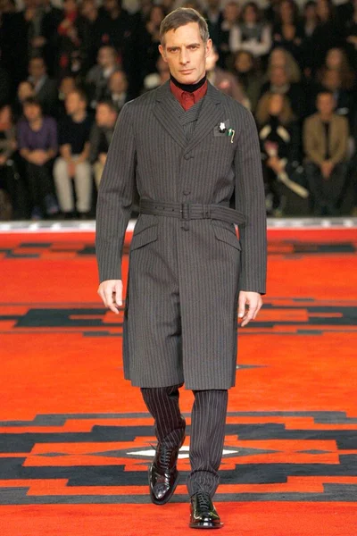 Look 16